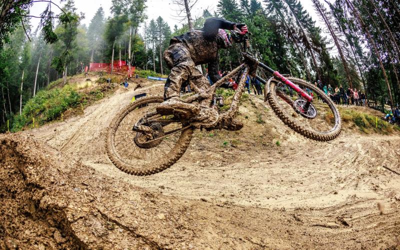 <p><strong>Sterk en robuust</strong><br />
<br />
De sterkste DH-achterderailleur die er is. Punt uit. De XX DH maakt gebruik van de inmiddels standaard Hangerless Interface en combineert dezelfde robuuste architectuur als onze andere Transmission-derailleurs met een nog steviger, op DH gericht ontwerp, klaar voor de starthutten van de World Cup of de meest extreme freeride-afdalingen. De Full Mount-klem klemt zich aan beide zijden van het frame vast, waardoor een derailleurhanger overbodig is en de derailleur bij een impact naar achteren kan draaien. De XX DH-achterderailleur is voorzien van reviseerbare onderdelen: beschermplaten, buitenste schakel en de voor DH geoptimaliseerde Inline Cage.</p>
